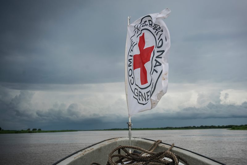 En ICRC-flagga på en båt på vattnet.