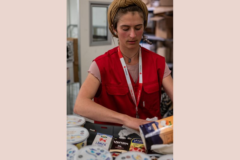 Solidariskt kylskåp i Arvika 2022. I Arvika har Röda Korset förutom en massa second hand-kläder också ett solidariskt kylskåp i sina lokaler. Två gånger i veckan fylls kylskåpet med varor som volontärer hämtar från de två lokala matvarubutikerna. De olika matvarorna blir sedan ett välkommet bidrag för personer som av olika anledningar inte har möjlighet att köpa sin egen mat.

På bilden: Volontären Isabell Gunn som drog igång projektet. ”Vi hämtar fina varor – kaffe, grönsaker, färdigmat, mjölk, ost, frukt och ägg, som håller hur länge som helst. Vårt solidariska kylskåp använder mat som annars hade slängts och ger det vidare till människor som behöver hjälp. Ungefär 20 personer kommer varje gång. Det är pensionärer och människor som kommer från andra länder. Kylskåpet är till för alla, därav namnet.”