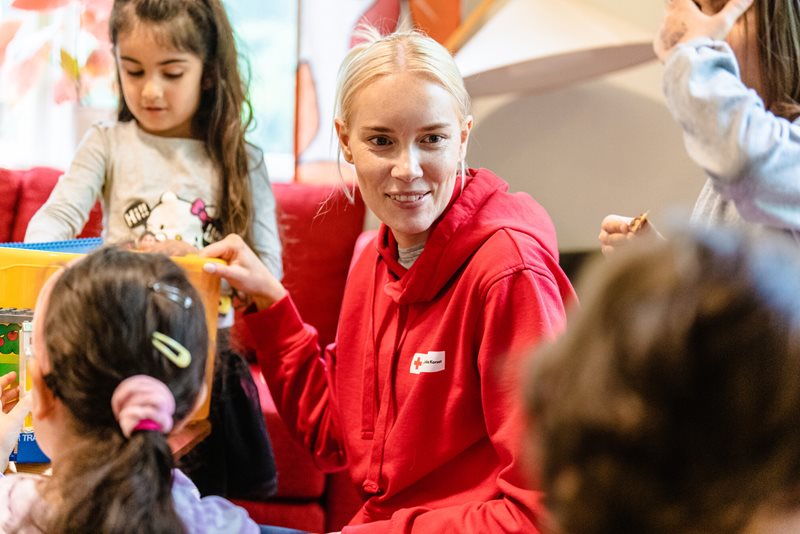 På Röda Korsets mötesplats i Spenshult ordnar Sophie Nilsson från Halmstadkretsen bland annat aktiviteter för barn. 

