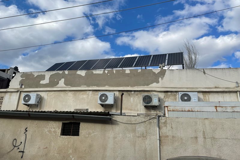 Solceller på hälsoklinikens tak i Syrien