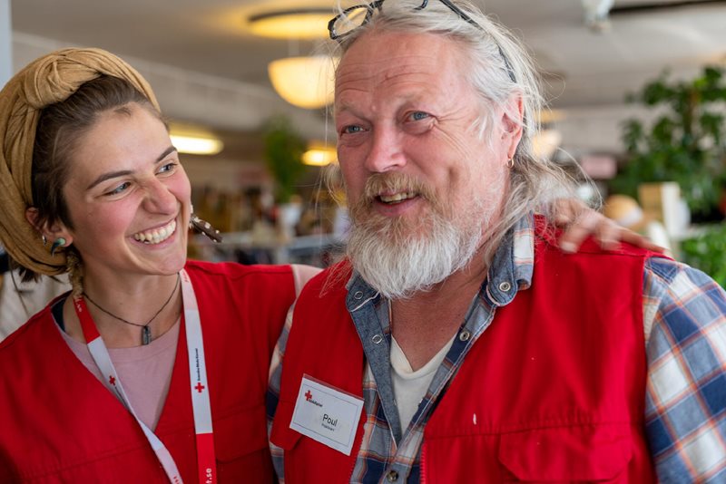 I Arvika har Röda Korset förutom en massa second hand-kläder också ett solidariskt kylskåp i sina lokaler. Två gånger i veckan fylls kylskåpet med varor som volontärer hämtar från de två lokala matvarubutikerna
