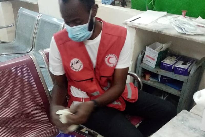 Röda Korsets volontärer bistår med första hjälpen-utrustning.