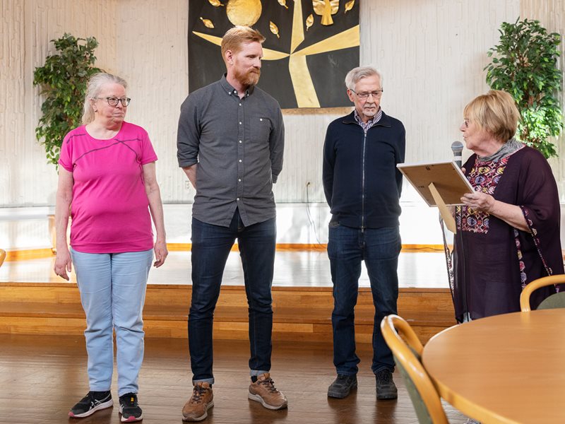 Skellefteå rödakorskrets representerade av Annika Nyberg, Fredrik Krekula och Göran Gavelin får priset av styrelseledamot Birgit Hansson.


