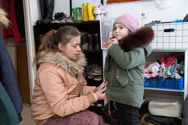 Mötesplats - Ukraina/Hagsätra 2022 - Iryna Diemientova och snart 5-åriga dottern Arina flydde från Kievområdet när ett hus i deras grannskap attackerades. Nu är de i Sverige och är glada över att kunna komma till rödakorsets mötesplats i Hagsätra.