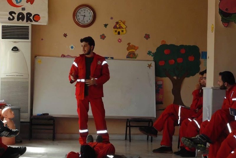 Hanna Kaade håller i en första hjälpen utbildning i Syrien.