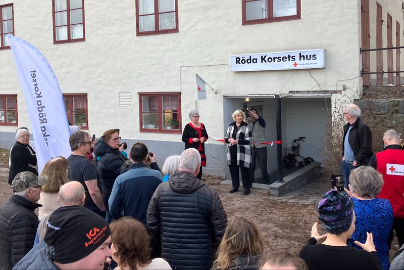 Röda Korsets ordförande Anna Hägg-Sjöquist invigde huset tillsammans med Gunborg Morén ordförande i Hedemoras Rödakorskrets. 