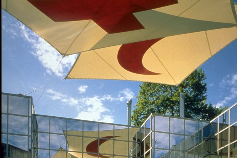 Speglande flaggor vid huvudentren i Geneve