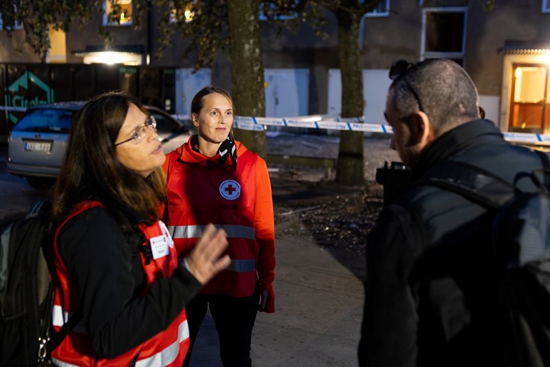 Volontärer går på trygghetsvandring efter explosion i Hässelby