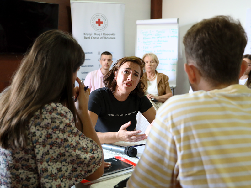 Unga frivilliga utbildas i PSS med ordförande, red cross of Kosova och SRK