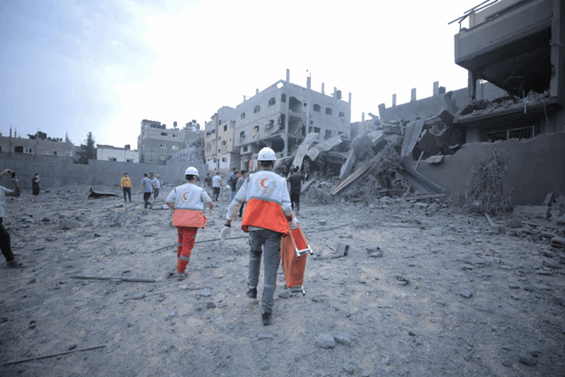 Volontärer från Palestinska Röda halvmånen hjälper drabbade människor.