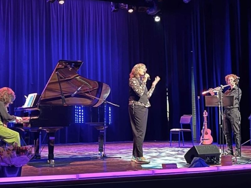 Pianisten Polina Pophova, jazzsångerskan Lina Nyberg och flöjtisten Natalia Popova bjöd på vacker musik för att stödja krigets offer i Ukraina.