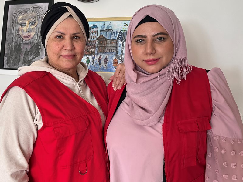 Joumana Al Kassar (tv) och Iman Abou Hilal (th) är två av hittills 18 samhällsrådgivare