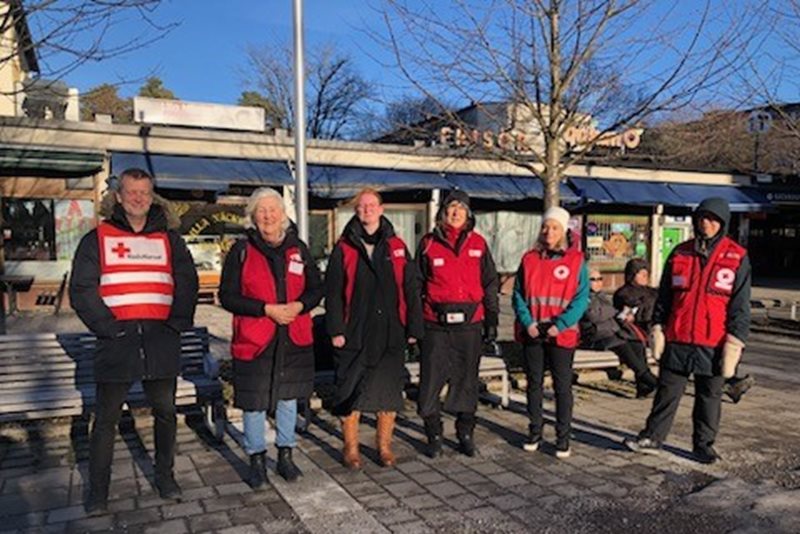 Insatsledare och volontärer under en krisinsats efter våldsdåd i Sundbyberg februari 2024.