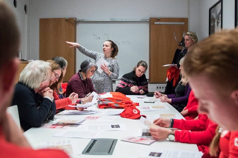 Förberedelser inför minneshögtiden ett år efter terrordådet på Drottningatan i Stockholm (inträffade den 7 april 2017). I helröda kläder syns Röda Korsets första hjälpare och krisstödjarna har orangea västar.
