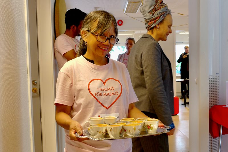 Lilibeth Rosqvist, frivilligledare på verksamheten Hjärtat där de grundläggande behoven möts upp, bjuder alla på liten soppa